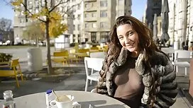 この女の子は、長いペニスを喉の底に置くた ...
