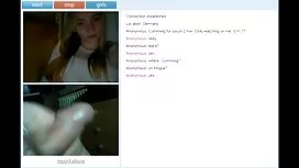この女の子は男の顔の喜びを置くとき 女性 ...