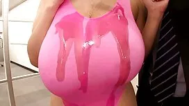 Eva Loviaにホッケーフィールドが ...