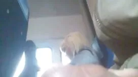 この女の子は自分で作られたディルドに犯さ ...