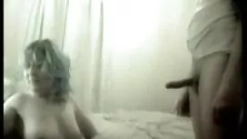 彼女は壮大な小さなコックを吸うためにタン ...