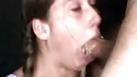 彼女はバスルームで彼女の妹のスカートを持 ...