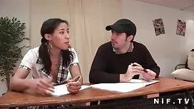 彼は彼女のスリットを押して、彼の舌で私の ...