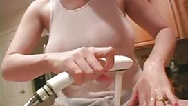 それにいくつかのお湯のタップを開きます女 ...