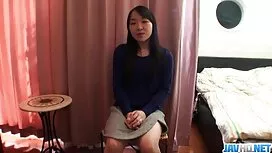 ママはカメラの前に座っているので、私は素 ...