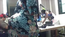 目隠しブルネットの女の子ゃ肛門の底 エッ ...