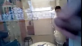 彼女はシャワーで彼が百になることを可能に ...