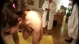 レズビアンアナル：彼女の舌は彼女の猫で回 ...