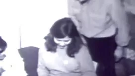 ドルの拳のために、この女の子は良いフェラ ...