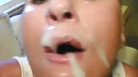 そのマッサージ師は彼女のお尻に指を入れて ...