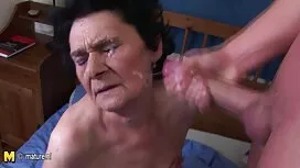 私の新しいstepmomは私の陰茎に触れ ...