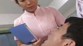 彼女は穴を通してcumsそこに大きなコッ ...