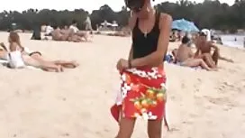 彼らは異人種間の三人組でこのブロンドのお ...